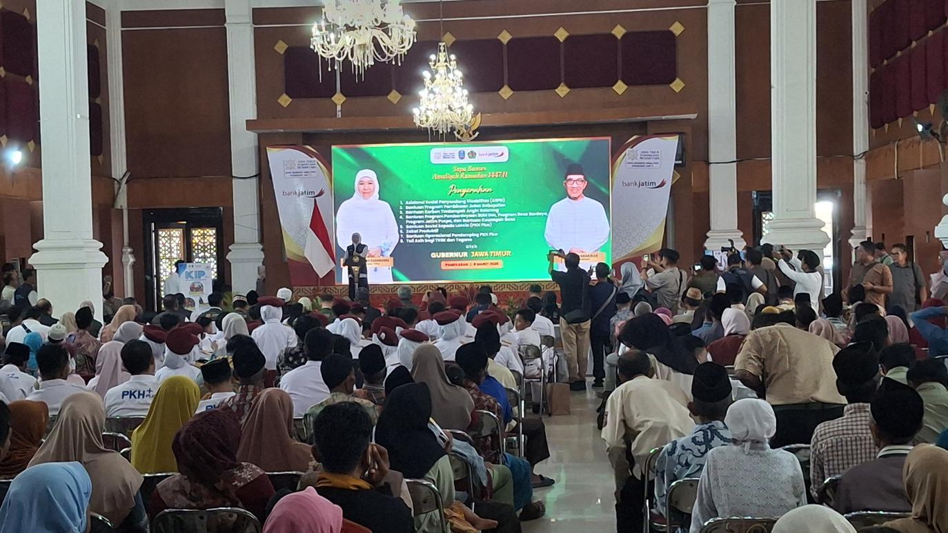 Pemerintah Provinsi Jawa Timur memberikan Bansos selama bulan suci Ramadan untuk memperkuat perlindungan sosial.