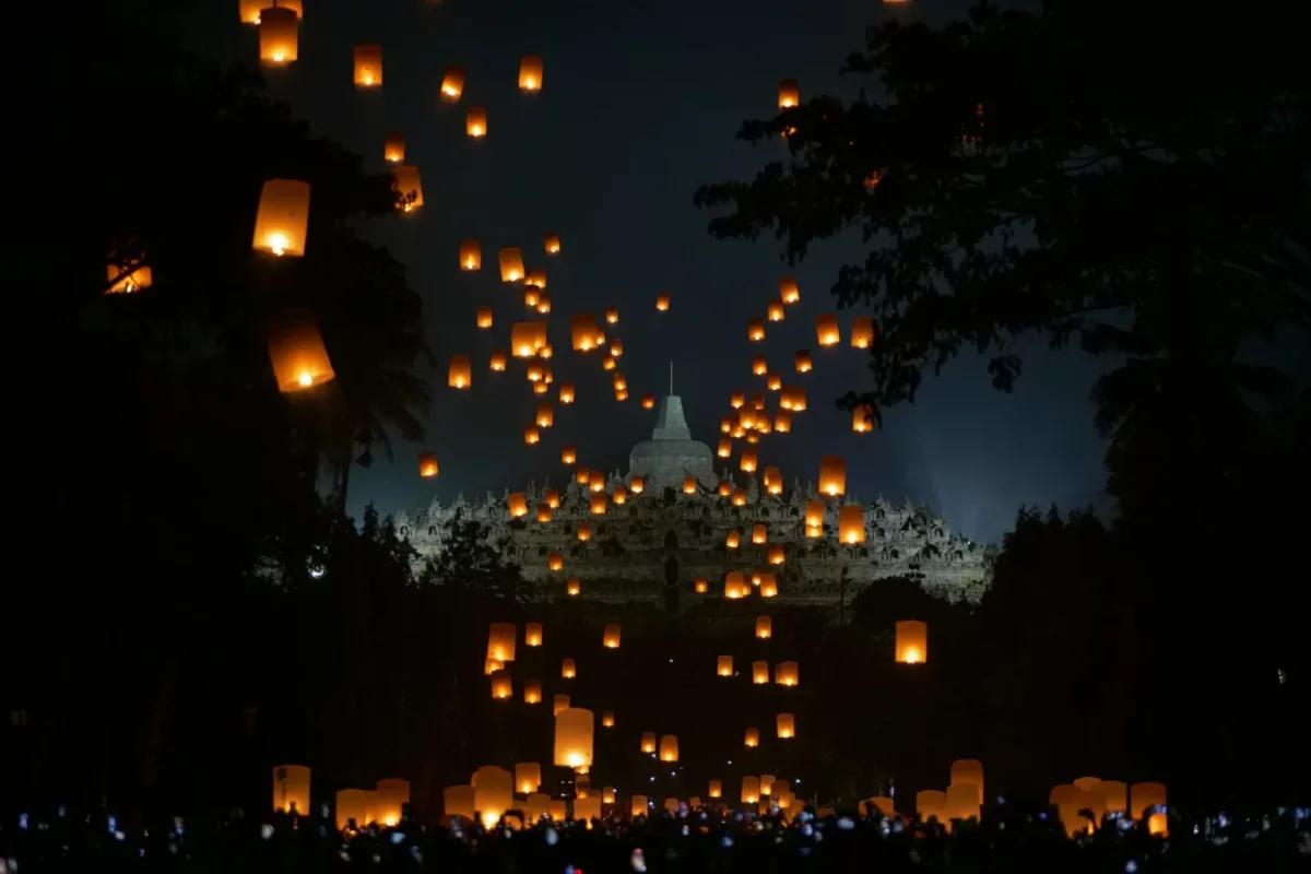 Dihiasi Keindahan Lampion, Ini Sekilas Perayaan Waisak di Candi Borobudur