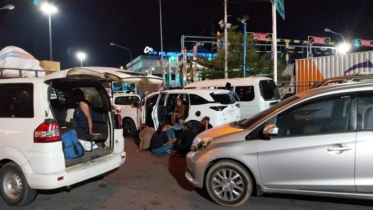 Ketapang Lumpuh! Truk Logistik Mengular 15 Km Usai Aksi Blokade