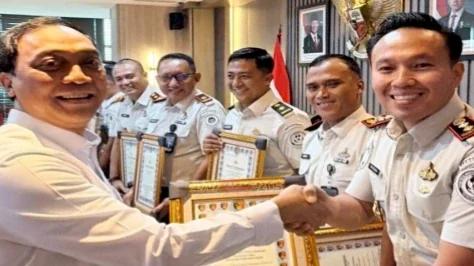 KALAPAS SAAT MENERIMA PENGHARGAAN DARI POLRI