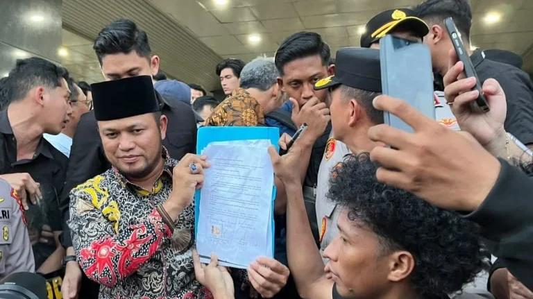Massa GERAM Geruduk Kantor Gubernur Kaltim, Rudy Mas’ud Akhirnya Temui Demonstran