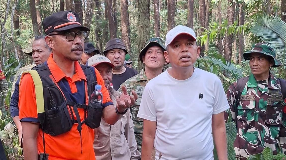 KDM Turun Langsung ke Gunung Ciremai, Kerahkan Warga Bantu Padamkan Api