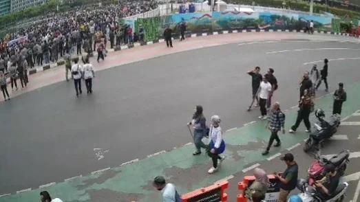 Lepas Jaket Almamater dan Acungkan Tiga Jari, Simbol Perlawanan dalam Aksi #IndonesiaSadar