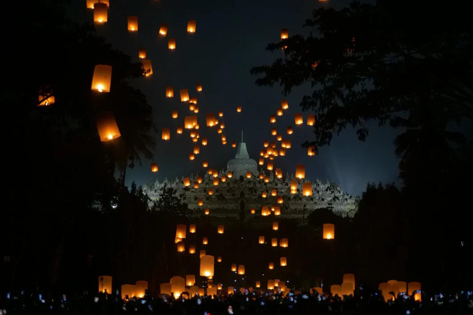 Dihiasi Keindahan Lampion, Ini Sekilas Perayaan Waisak di Candi Borobudur