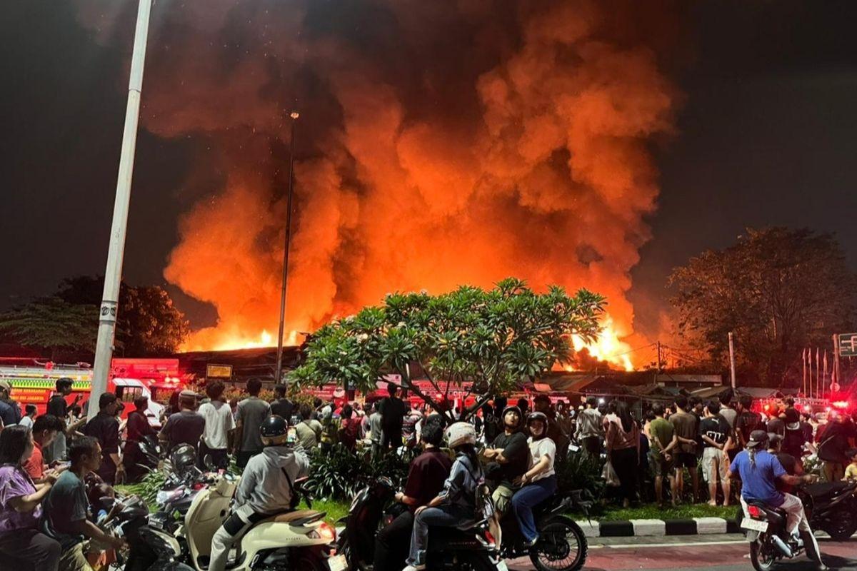 Diutus Presiden, Wamensesneg Salurkan Bantuan untuk Korban Kebakaran Kemayoran
