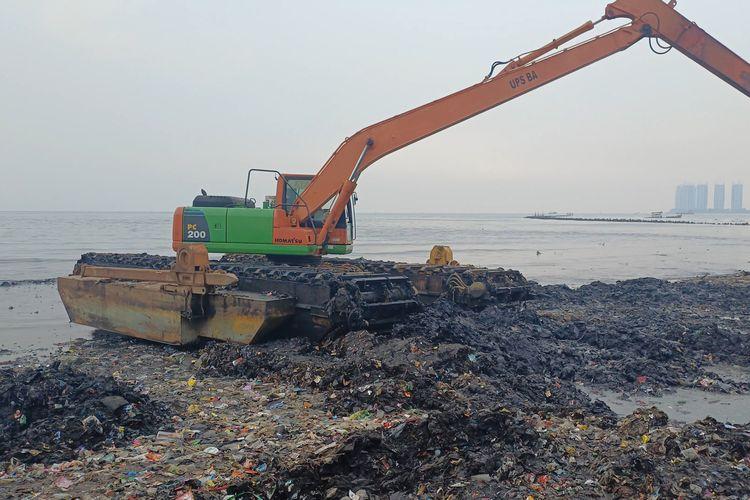 Tumpukan Sampah di Muara Angke Ganggu Jalur Kapal, Lumpur Pesisir Ditengarai Jadi Perangkap