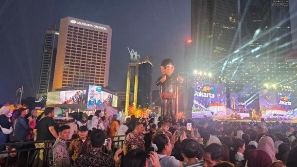 Seiring Larut Malam, Masyarakat Padati Bundaran HI untuk Rayakan Puncak HUT ke-499 DKI Jakarta