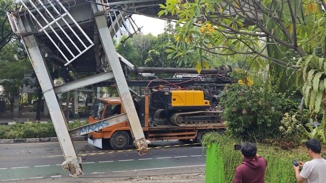 JPO Tendean Rampung Dievakuasi, Lalu Lintas Kembali Lancar Usai Truk Tersangkut