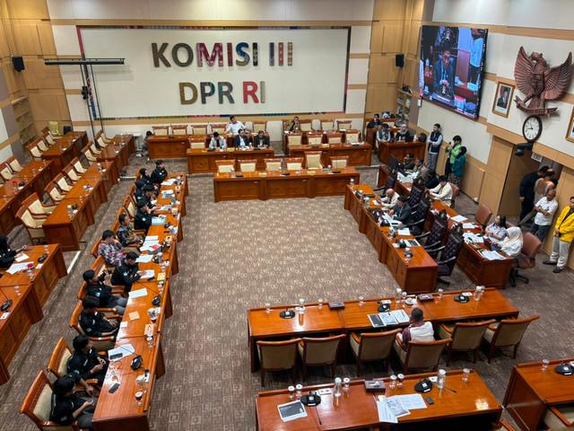 Tangis Ibu Pecah di Komisi III DPR, Minta Keadilan untuk Anak yang Tewas Diduga Dibakar di Pesantren
